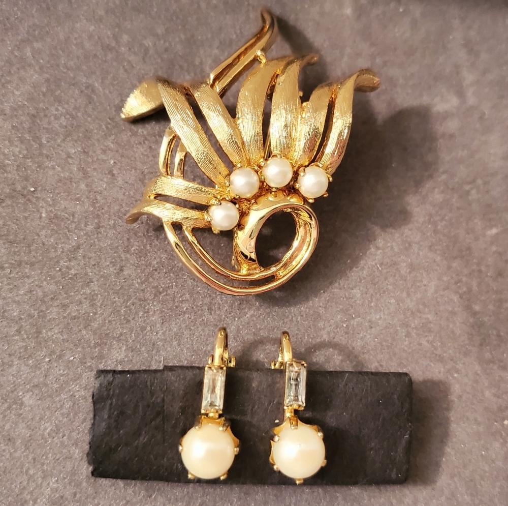 ♥️HOST PIC♥️ Brooch Signed Brooks Pearls ~Vintage Jewelry Set ~ Vintage Earrings